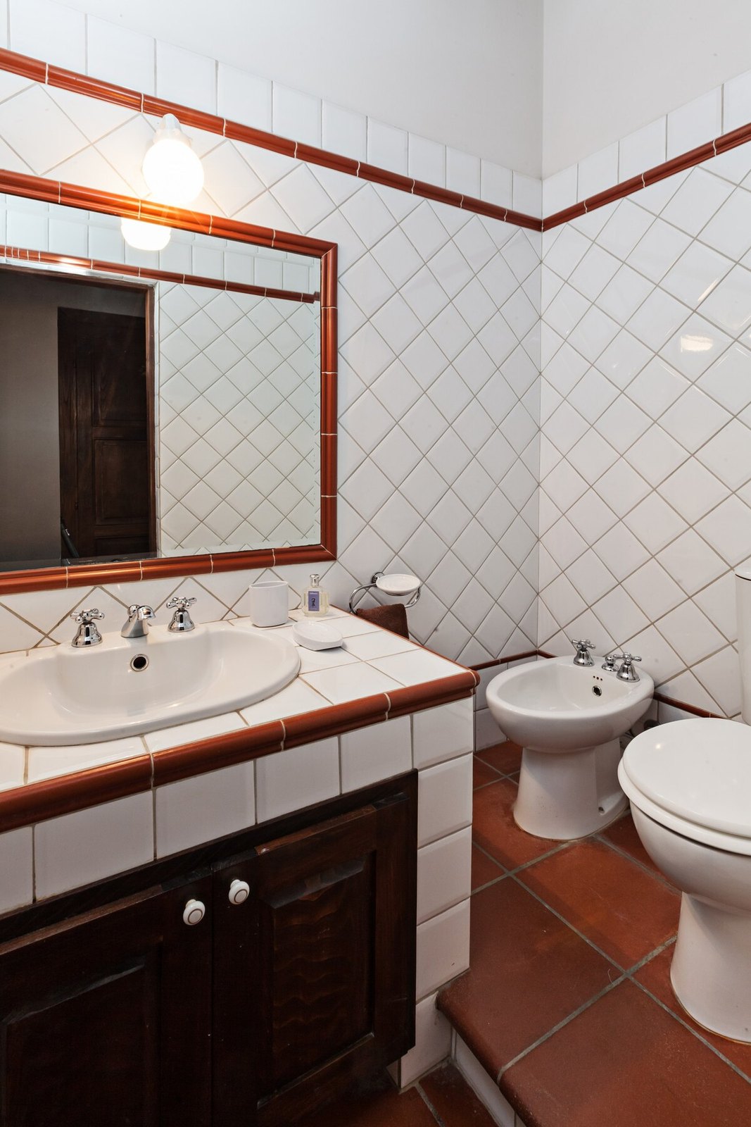 Podere Pagliaio 1 &mdash; Bagno con lavabo e specchiera