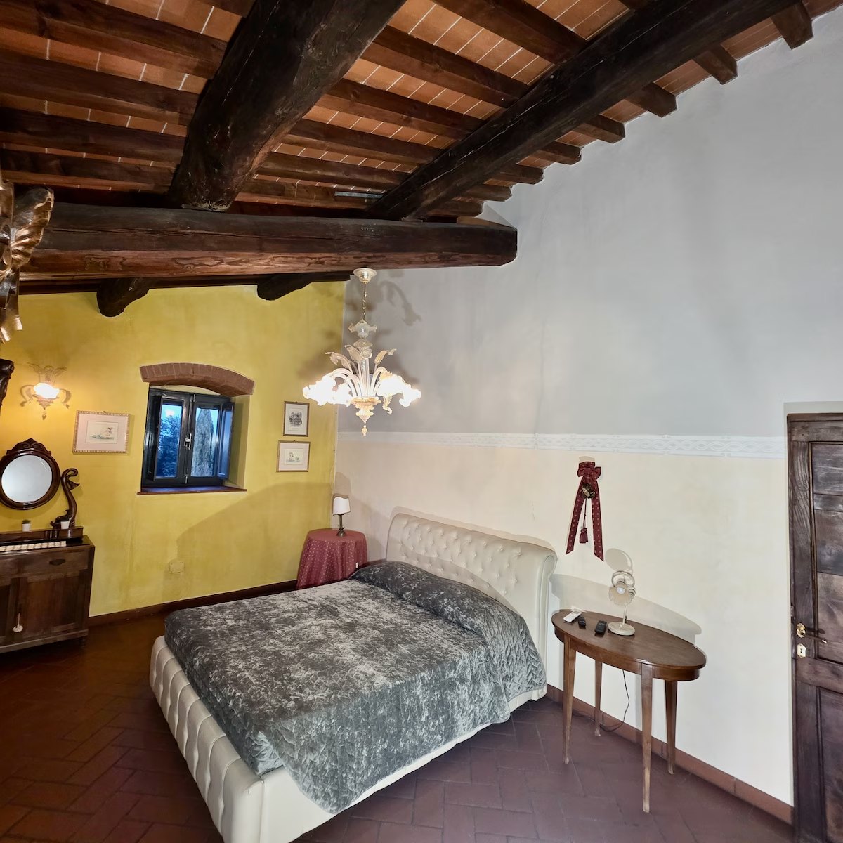 Podere Pagliaio 1 &mdash; Camera con la parete gialla