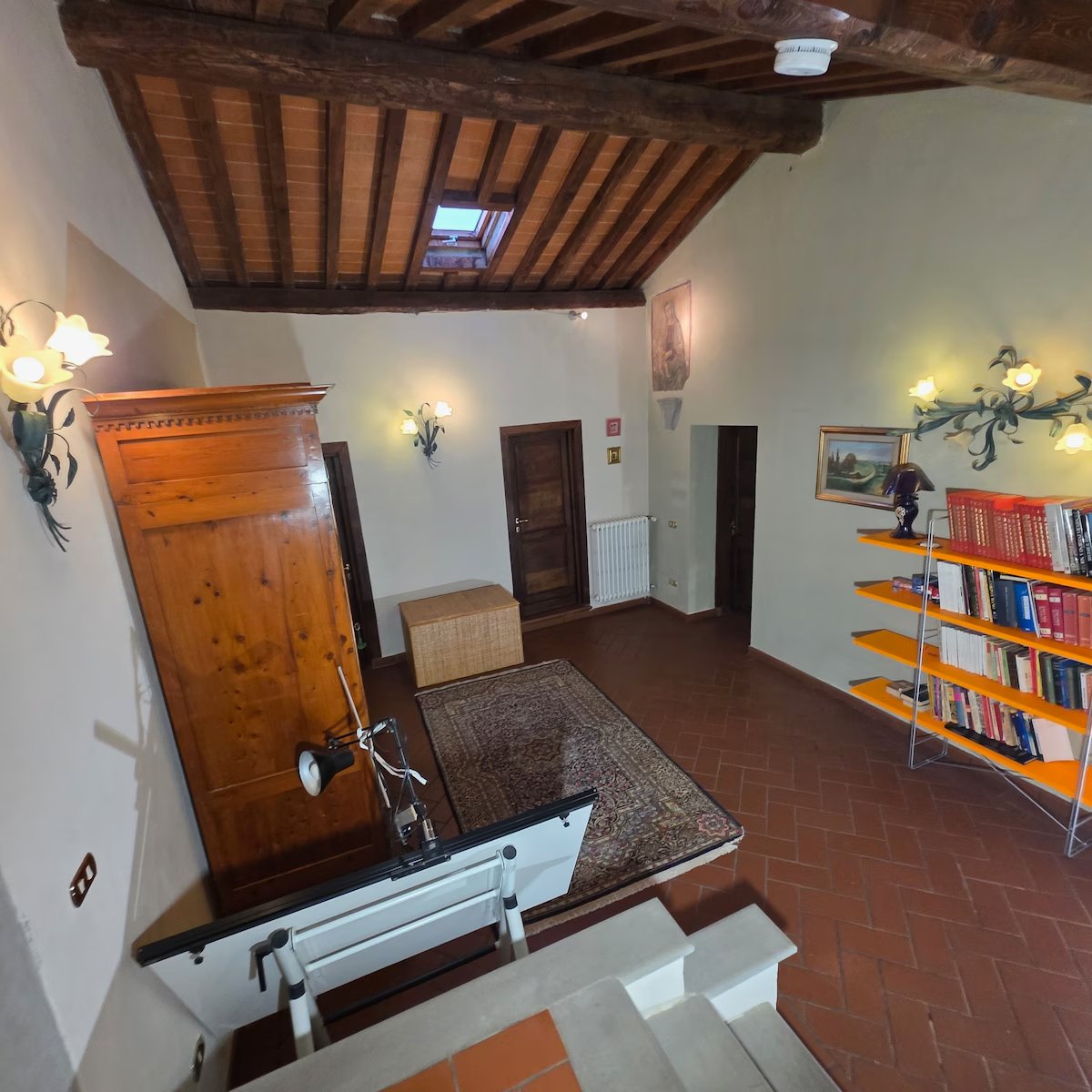 Podere Pagliaio 1 &mdash; Il pianerottolo con la libreria