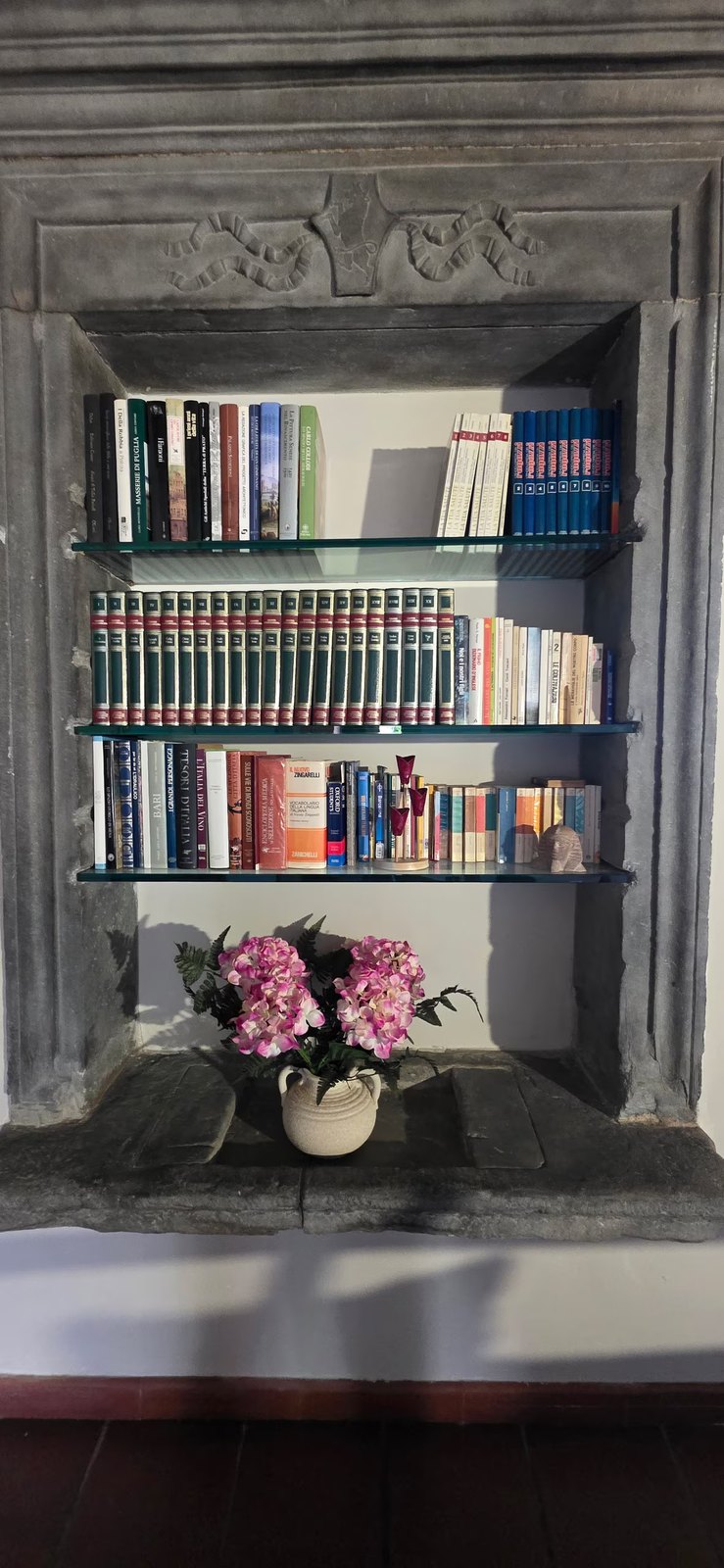 Podere Pagliaio 1 &mdash; La nicchia in pietra con i libri