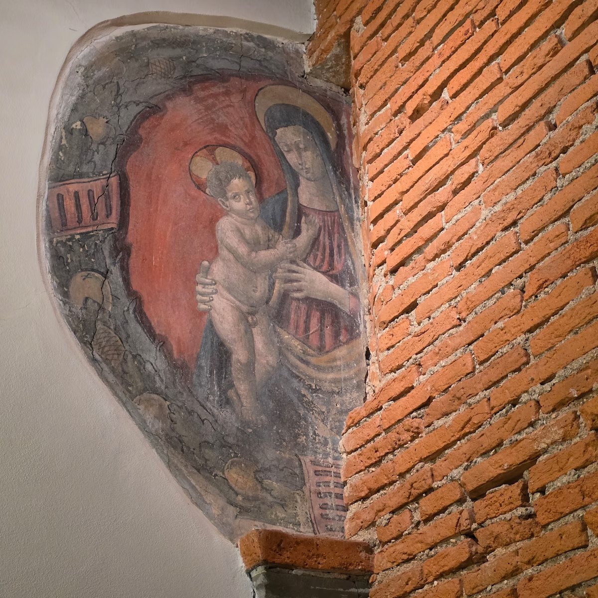 Podere Pagliaio 1 &mdash; L'affresco sul muro in mattoni
