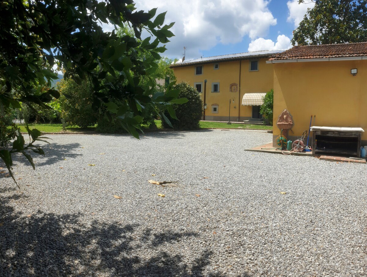 Podere Pagliaio 1 &mdash; Il piazzale d'ingresso della proprieta'