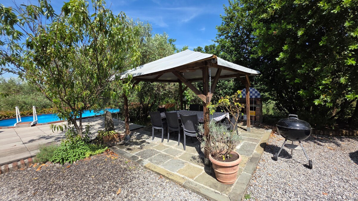 Podere Pagliaio 1 &mdash; Il gazebo con il barbecue