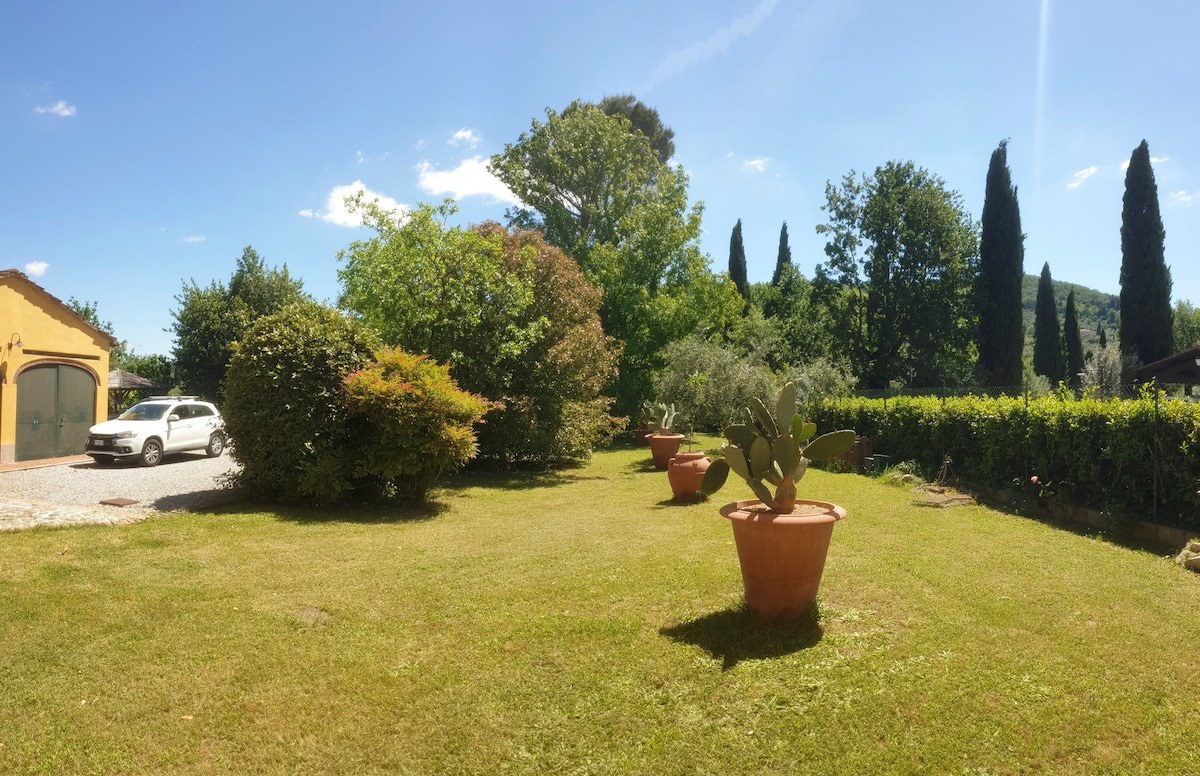 Podere Pagliaio 1 &mdash; Il prato e i vasi di fiori
