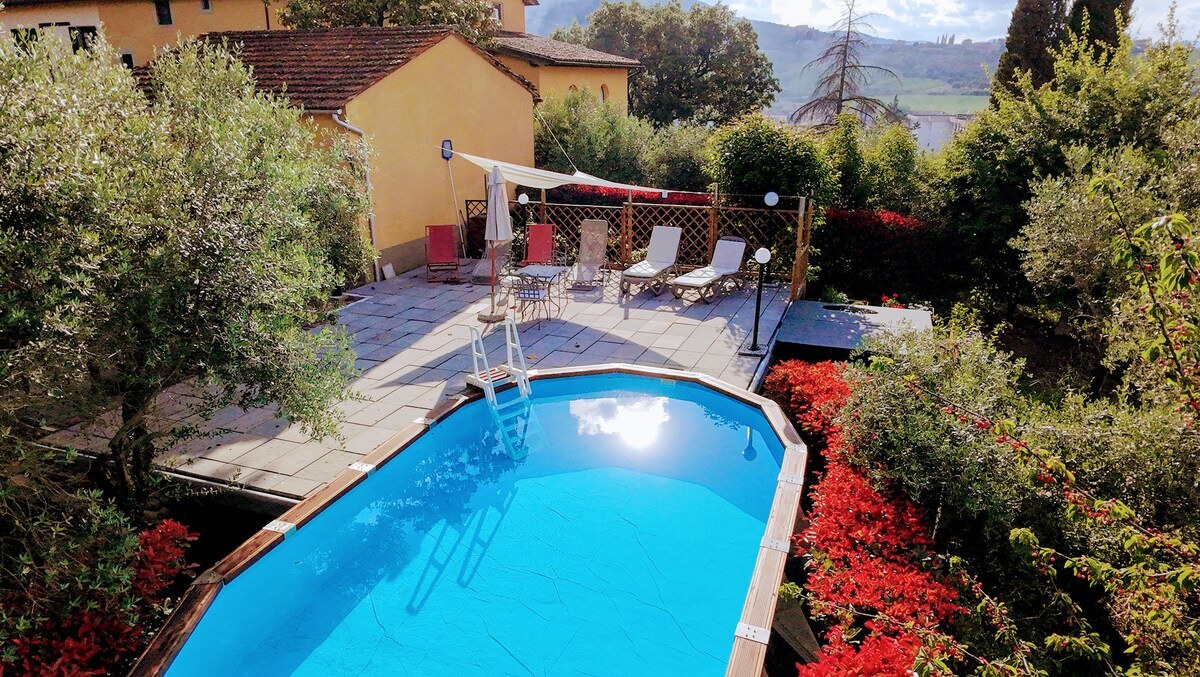 Podere Pagliaio 1 &mdash; La piscina fiorita d'estate