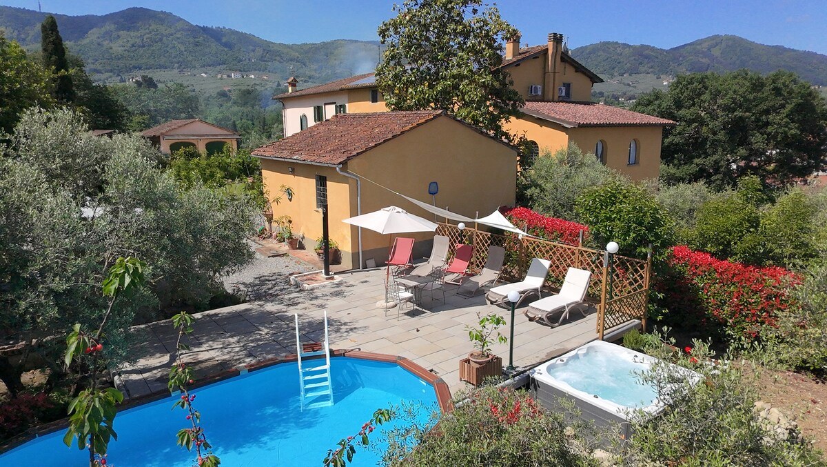 Podere Pagliaio 1 &mdash; La piscina con le colline sullo sfondo