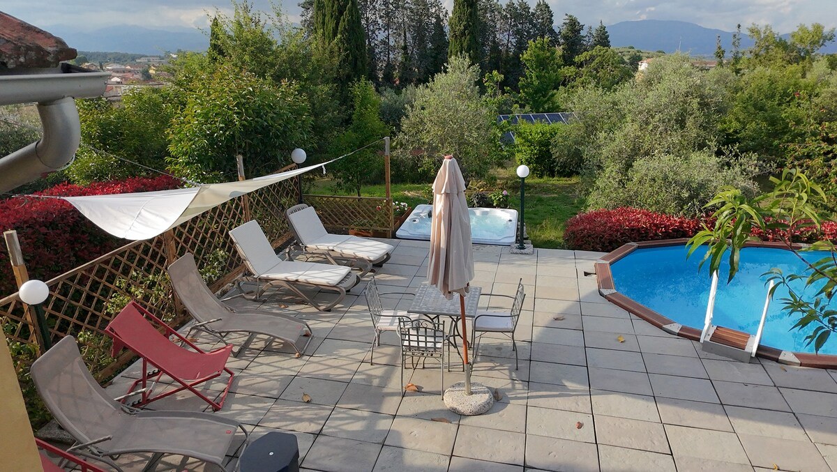 Podere Pagliaio 1 &mdash; Lettini e ombrellone a bordo piscina