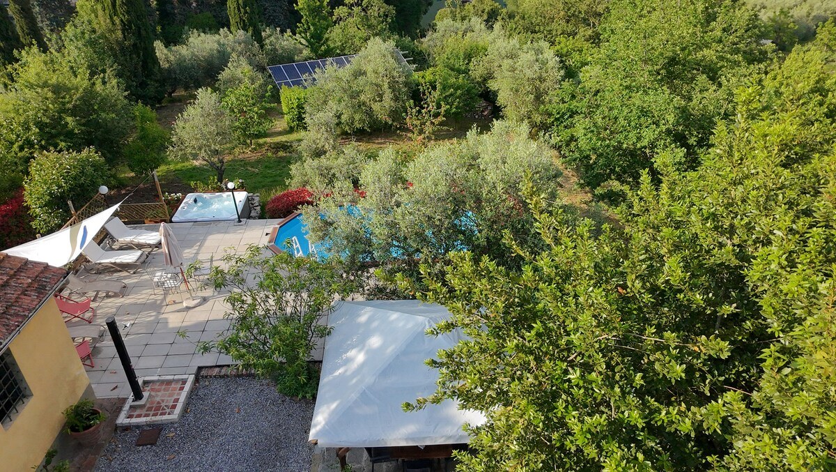 Podere Pagliaio 1 &mdash; La piscina e l'idromassaggio dall'alto