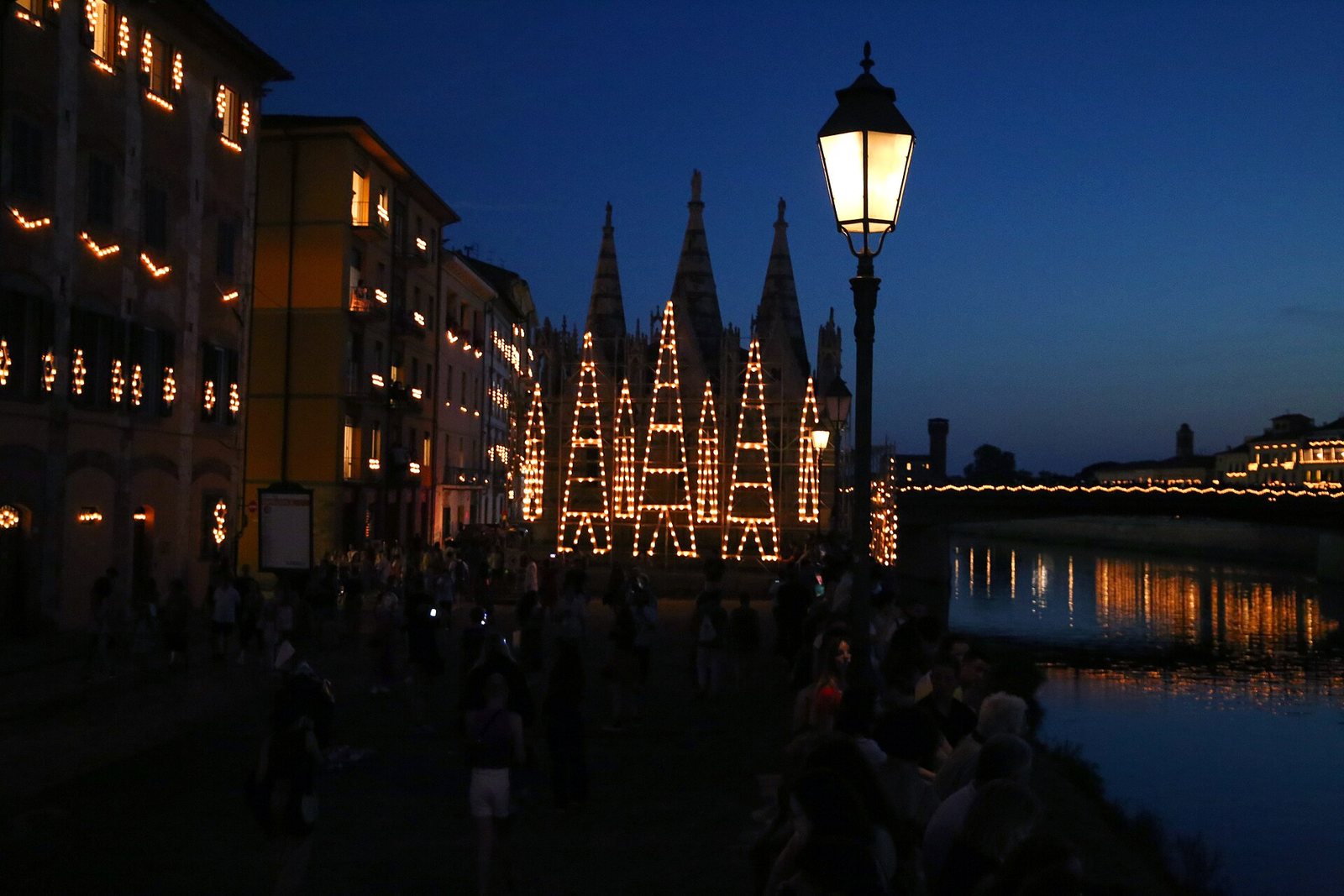 Pisa, i Lungarni illuminati per la Luminara di San Ranieri